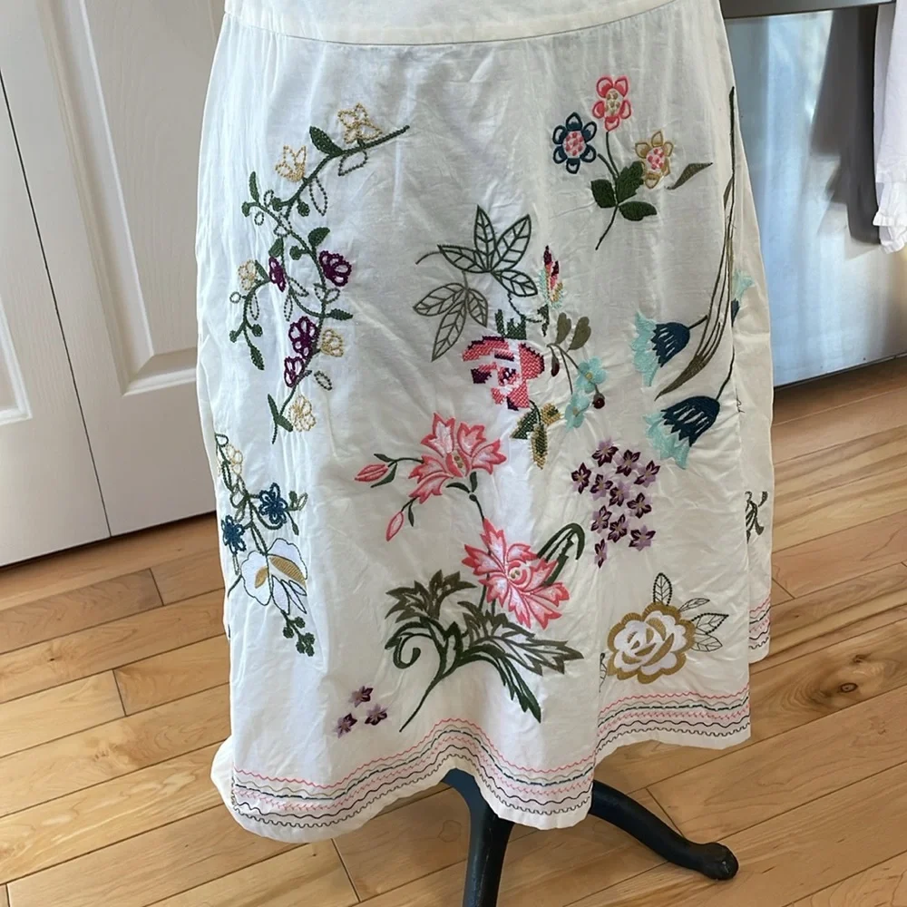 Talbots fully lined Aline cream embroidered flower side zip skirt - Picture 3 of 14